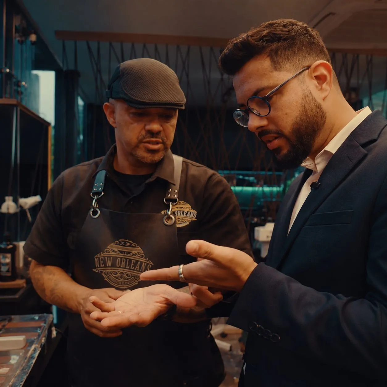Jonatan Willian, fundador da Tower, conversando com um barbeiro